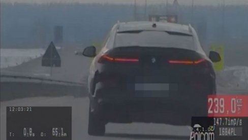 NEMAČKI DRŽAVLJANIN DIVLJAO AUTO-PUTEM: BMV jurio 239 kilometara na sat kod Rume (VIDEO)