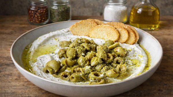 КРЕМАСТИ НАМАЗ ОД КРЕМ СИРА И МАСЛИНА: Богат, ароматичан намаз, савршен као мезе уз крекере