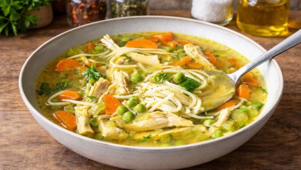 ПОЛЕЋА ЧОРБА СА КУРКУМОМ И ПОВРЋЕМ: Здраво и заситно