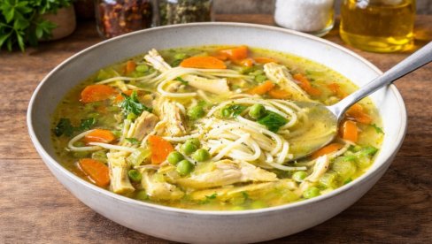 ПИЛЕЋА ЧОРБА СА КУРКУМОМ И ПОВРЋЕМ: Здраво и заситно