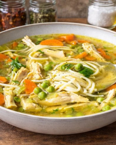 ПИЛЕЋА ЧОРБА СА КУРКУМОМ И ПОВРЋЕМ: Здраво и заситно