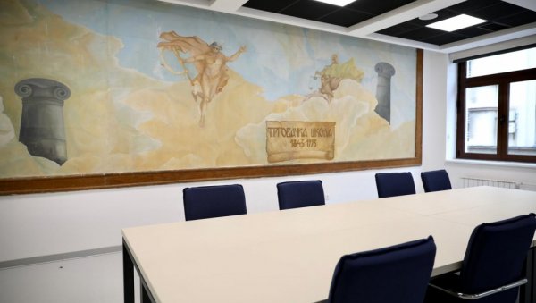 ЂАЦИ УЛАЗЕ У ПОТПУНО НОВЕ УЧИОНИЦЕ: Ученици Трговачке школе у Хиландарској улици од данас поново у својим клупама (ФОТО)