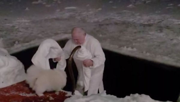 ТРАДИЦИЈА НА БОГОЈАВЉЕЊЕ: Лукашенко се окупао у леденој води (ВИДЕО)