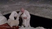 TRADICIJA NA BOGOJAVLJENJE: Lukašenko se okupao u ledenoj vodi (VIDEO)