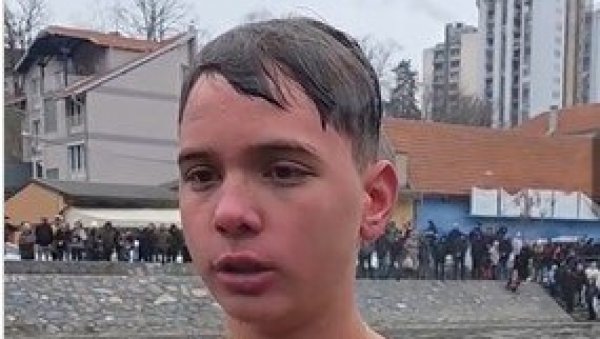 ВЕРУЈТЕ У СЕБЕ РАДИТЕ НА ТОМЕ И ДЕСИЋЕ СЕ Страхиња (14) први допливао за Часни крст у леденој Ђетињи (ВИДЕО)