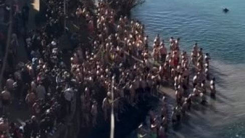 ORILO SE OJ KOSOVO, KOSOVO: Veliki broj Podgoričana plivao za Časni krst (VIDEO)