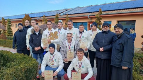 PLIVANJE ZA ČASNI KRST U SOKOBANJI: Maturant Luka Ilić prvi doplivao do krsta