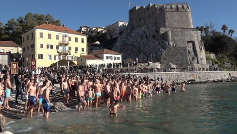 BOGOJAVLJENSKI DAN U HERCEG NOVOM: Krsto i Nikola do krsta doplivali zajedno