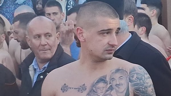 САВА ПРВИ ДО КРСТА: У ПОдгорици пливало 400 људи