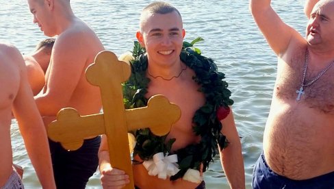 VLADIMIRU ČASNI KRST: Na Gradskom jezeru u Vršcu bilo 37 plivača, a pogružilo se preko 200 Vrščana