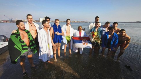 ПЛИВАЊЕ ЗА ЧАСНИ КРСТ У КЛАДОВУ: Први до Часног крста стигао Виктор Ђорђевић