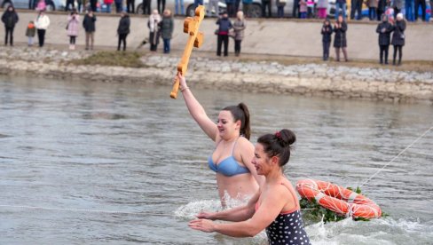 PLIVANJE ZA ČASNI KRST U ZAJEČARU: Miljani DŽudović viteški plašt