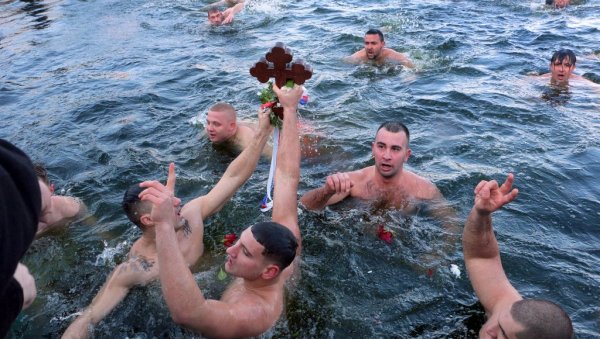 НА БАЗЕНИМА ЈУГОВО У СМЕДЕРЕВУ ДВАДЕСЕТ ПЛИВАЧА НА БОЈОВЉЕЊЕ: Лука Пуповац  (20) освојио часни крст