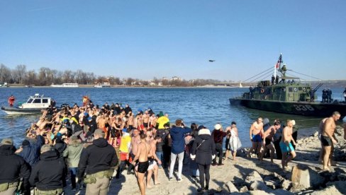 VERA MNOGO JAČA OD HLADNE VODE: Na Dunavu u Sremskoj Kamenici takmičilo se stotinu plivača