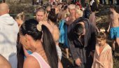 БОГА СЛАВЕ - СРБУ ПАМТЕ: Лозничани на Богојављење пливали за Часни крст и у част на преминулог Србољуба Митровића