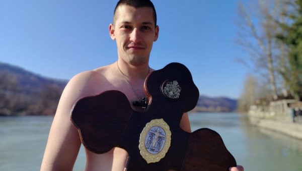 БОГОЈАВЉЕЊЕ НА ДРИНИ КОД ЉУБОВИЈЕ: Због високог нивоа реке није се пливало - Часни крст припао Александру Јовановићу (ВИДЕО)