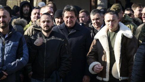 ОВАЈ ДАН ЈЕ ПРИЛИКА ДА СЕ ПОКАЖУ ЗАЈЕДНИШТВО И ДУХОВНОСТ Министар Гашић присуствовао пливању за Часни крст у селу Шавране (ФОТО)