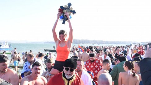 BOGOJAVLJENSKO PLIVANJE OKUPILO STOTINE UČESNIKA: Maša Petković najbrža u Zemunu (FOTO)