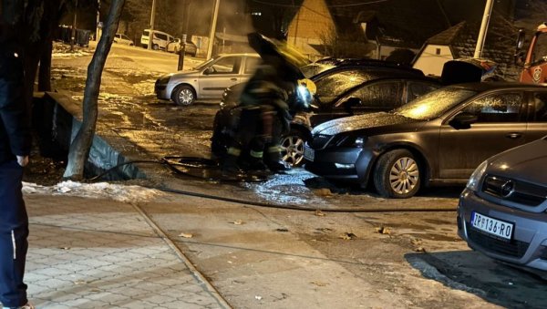 ЗАПАЛИО СЕ АУТОМОБИЛ НА ПАРКИНГУ У ЗРЕЊАНИНУ: Ватрогасци одмах реаговали