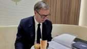 NAMA SENDVIČARIMA JE MNOGO LAKŠE NEGO DRUGIMA Vučić napravio predah u Davosu: Sad mogu da izdržim do kasnih večernjih sati