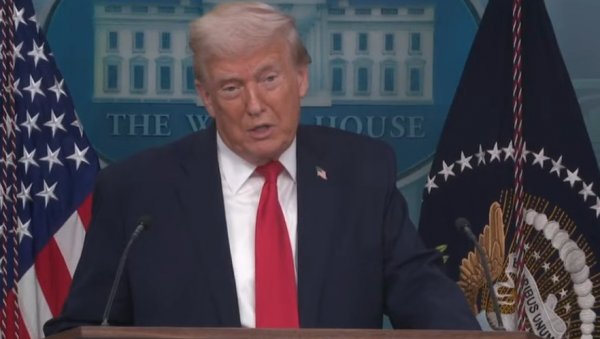 ТРАМПОВО ОБРАЋАЊЕ ПРАТИ ЦЕО СВЕТ! Нећу читати књигу својих достигнућа, идем на једно прелепо место у Швајцарској (ВИДЕО)