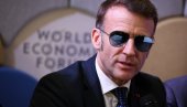 СВЕТ ЈЕ У ЧУДУ: Зашто Емануел Макрон носи наочаре за сунце у затвореном на Давосу?