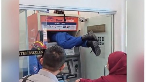 ПОГЛЕДАЈТЕ: Кад се мачка заглави у банкомату (ВИДЕО)