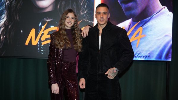 СТИГЛИ И ПОЗНАТИ, СВЕ ПРШТИ ОД ДОБРЕ ЕНЕРГИЈЕ: Маша и Мојке заблистали на промоцији свог дуета (ФОТО)