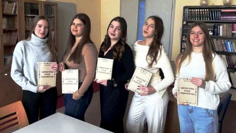 NOVI VELIKI USPEH ČLANICA LINGVISTIČKE SEKCIJE TEHNOLOŠKE ŠKOLE IZ PARAĆINA   Nagrađene za rad o Desanki Maksimović
