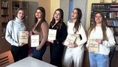 НОВИ ВЕЛИКИ УСПЕХ ЧЛАНИЦА ЛИНГВИСТИЧКЕ СЕКЦИЈЕ ТЕХНОЛОШКЕ ШКОЛЕ ИЗ ПАРАЋИНА   Награђене за рад о Десанки Максимовић