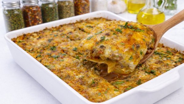 ЗАПЕЧЕНИ КРОМПИР СА МЛЕВЕНИМ МЕСОМ И СИРОМ: Рецепт за брзу вечеру