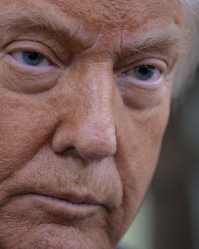 ВАЗАЛ БИРА ДА БУДЕ СРЕЋАН, ИЛИ: Како је Европа у Давосу признала зависност од САД