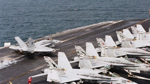 ИМАМО МНОГО РАТНИХ БРОДОВА КОЈИ СЕ КРЕЋУ КА ИРАНУ Трамп: Радије бих да се ништа не деси, али их врло помно пратимо...