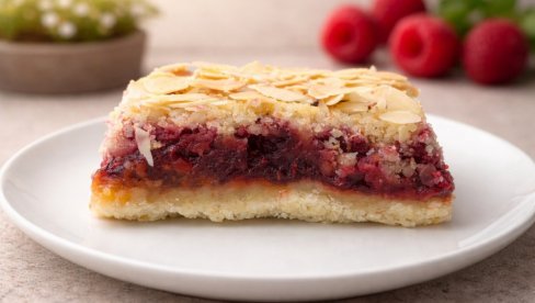 ЧУПАВА ПИТА СА МАЛИНАМА: Спрема се брзо, а укус је једноставно фантастичан