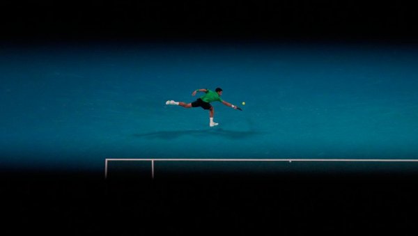 ОСВЕТА СЕ НАЈБОЉЕ СЛУЖИ ХЛАДНА Новак Ђоковић уз звиждуке и проблеме савладао Ван де Зандшулпа