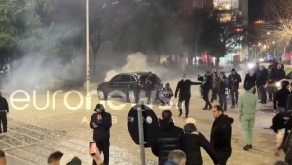 ДРАМА У ТИРАНИ: Полиција користи водене топове и сузавац да растера демонстранте; ЕУ ћути (ВИДЕО)