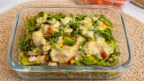 SALATA SA KINOOM, PILETINOM I AVOKADOM: Recept za laganu i hranljivu salatu