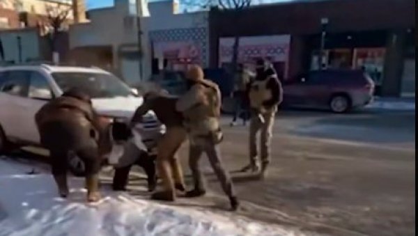 ОВО СЕ ДОГОДИЛО ПРЕ НЕГО ШТО СУ ФЕДЕРАЛНИ АГЕНТИ ЗАПУЦАЛИ: Испливао језив снимак бруталног убиства у Минеаполису (ФОТО/ВИДЕО)