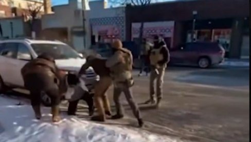 ОВО СЕ ДОГОДИЛО ПРЕ НЕГО ШТО СУ ФЕДЕРАЛНИ АГЕНТИ ЗАПУЦАЛИ: Испливао језив снимак бруталног убиства у Минеаполису (ФОТО/ВИДЕО)