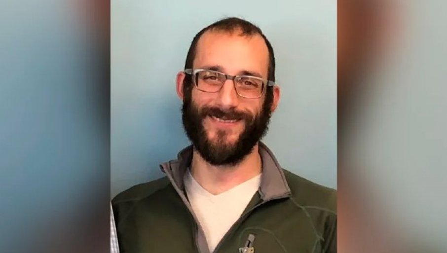 ОВО ЈЕ МУШКАРАЦ КОЈЕГ СУ ФЕДЕРАЛНИ АГЕНТИ УБИЛИ У МИНЕАПОЛИСУ: Прво га оборили на под, па испалили више хитаца (ФОТО)