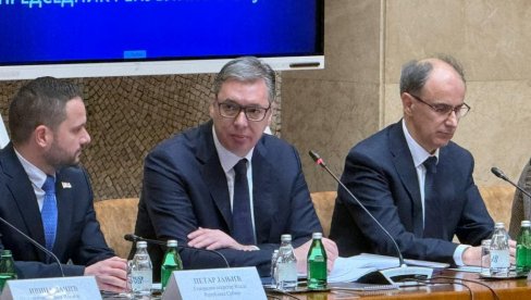 КОЛИКО ВАС ЈЕ БИЛО НА ГОДИШЊИМ ОДМОРИМА ДОК СУ НАМ СЕ ЉУДИ СМРЗАВАЛИ? Вучић оштро министрима - Нисте богом дани да уживате!