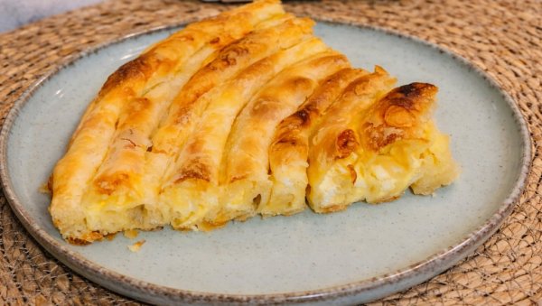 ДОМАЋА СУКАНА ПИТА СА СИРОМ: Мирис домаће кухиње и укуси који се памте из детињства