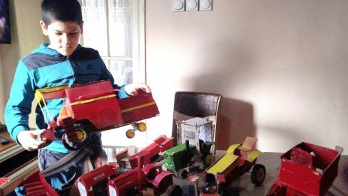 PRAVI MAKETE POLJOPRIVREDNIH MAŠINA: Mali Uroš iz okoline Paraćina obožava traktore  (FOTO)