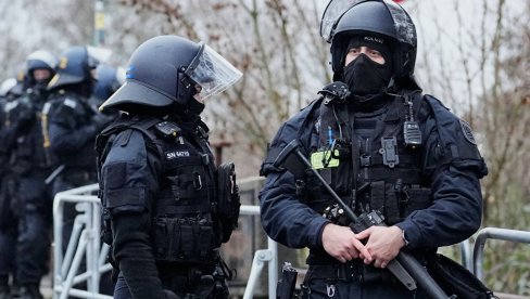 JEZIVO: Huligani povredili 64 policajca! (VIDEO)