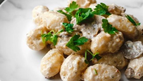 IDEALAN PREDLOG ZA DANAŠNJI RUČAK: Isprobajte recept za njoke u belom sosu sa pečurkama