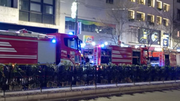 ВЕЛИКИ ПОЖАР НА ТЕРАЗИЈАМА: Више ватрогасних возила учествује у гашењу, сумња се на експлозију