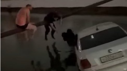 TROJICA MUŠKARACA SPASILA DEČAKA I MAJKU IZ POTOPLJENOG TAKSIJA: Pogledajte herojsku akciuju u Dagestanu (VIDEO)