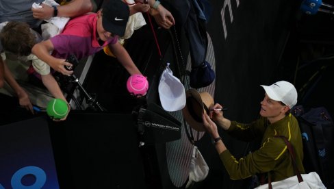 TEŠKO MI JE, PRIJATELJ JE TO... Janik Siner obelodanio svoje muke na Australijan openu