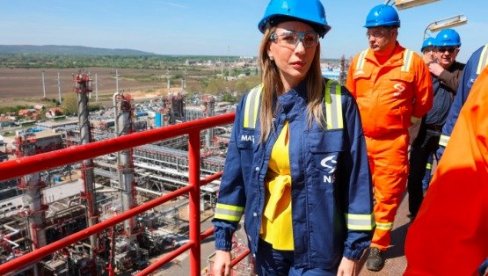 ЂЕДОВИЋ ХАНДАНОВИЋ ПОСЕТИЛА РАФИНЕРИЈУ У ПАНЧЕВУ: Поносна сам што грађани скоро 100 дана нису осетили последице санкција НИС-у