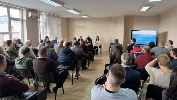 СРЕДСТВА ЗА РАЗВОЈ СПОРТА У СКЛАДУ СА БУЏЕТОМ : Дане Баста, покрајински секретар за спорт на састанку са представницима спортских савеза